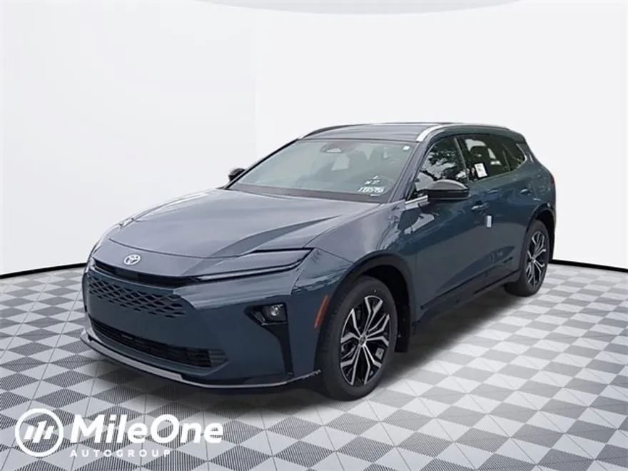 2025 Toyota Crown Signia XLE photo 1