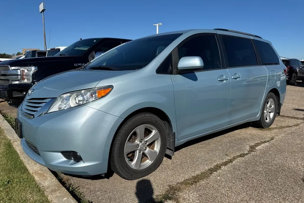 2017 Toyota Sienna LE photo 1