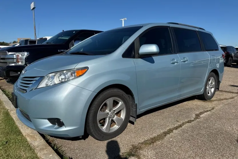 2017 Toyota Sienna LE photo 1