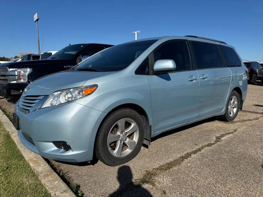 2017 Toyota Sienna LE photo 1
