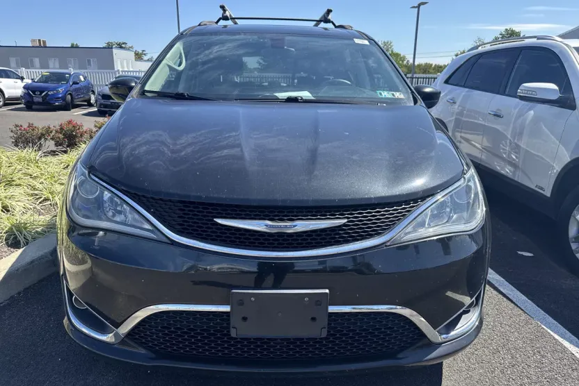 2017 Chrysler Pacifica Touring L photo 1