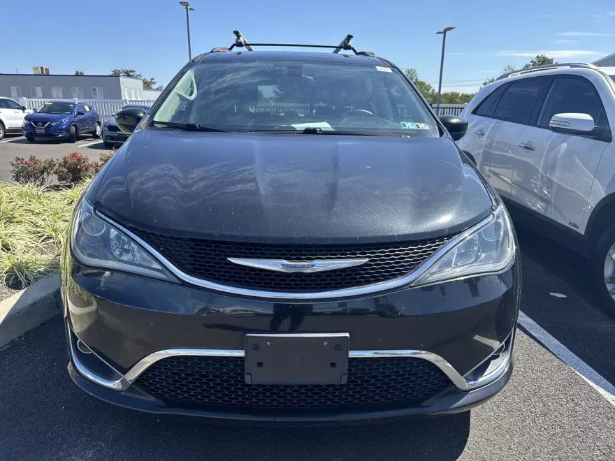 2017 Chrysler Pacifica Touring L photo 1