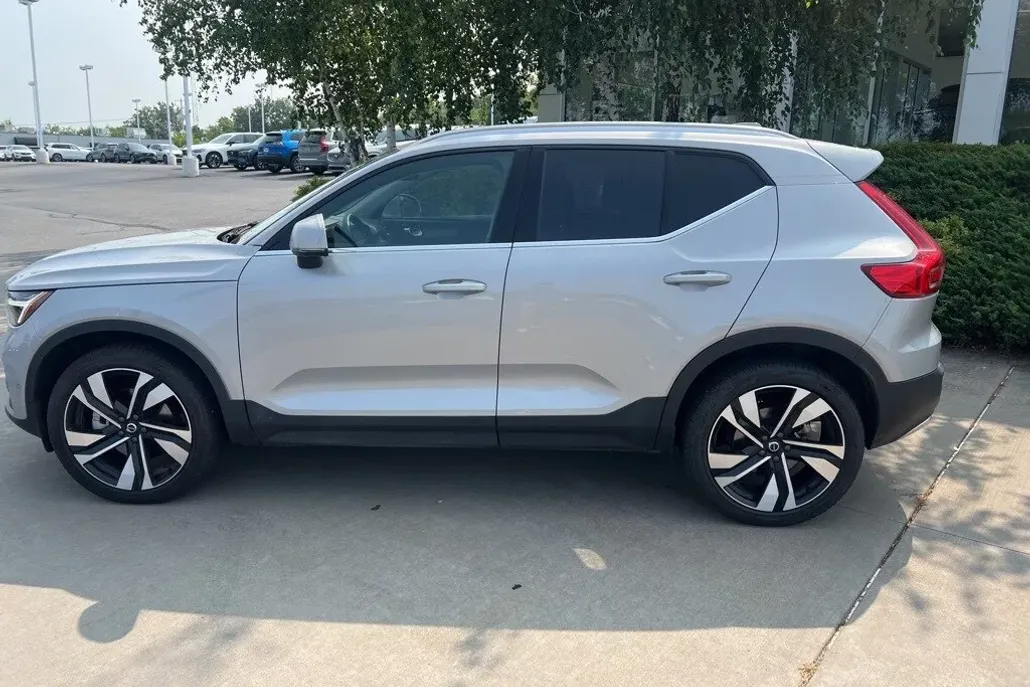 2025 Volvo XC40 Plus photo 1