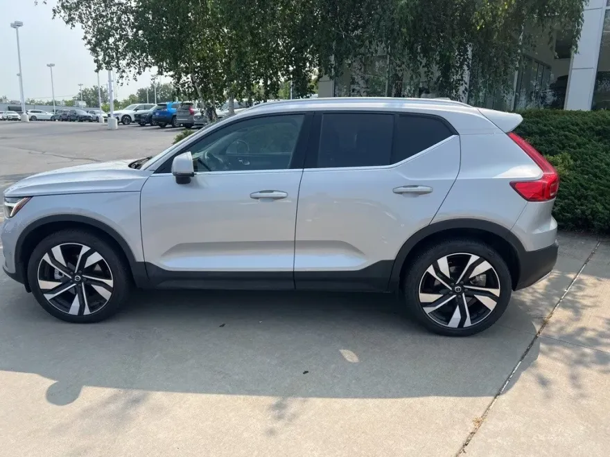 2025 Volvo XC40 Plus photo 1