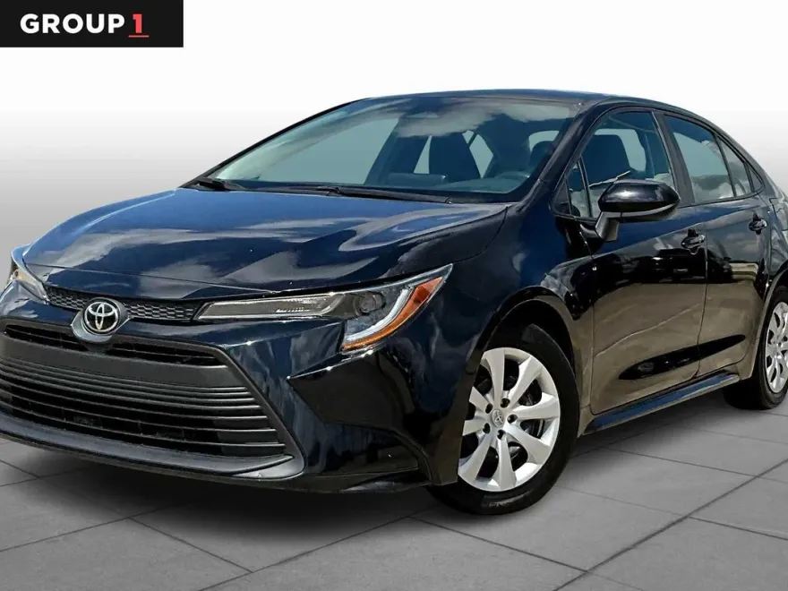 2023 Toyota Corolla LE photo 1