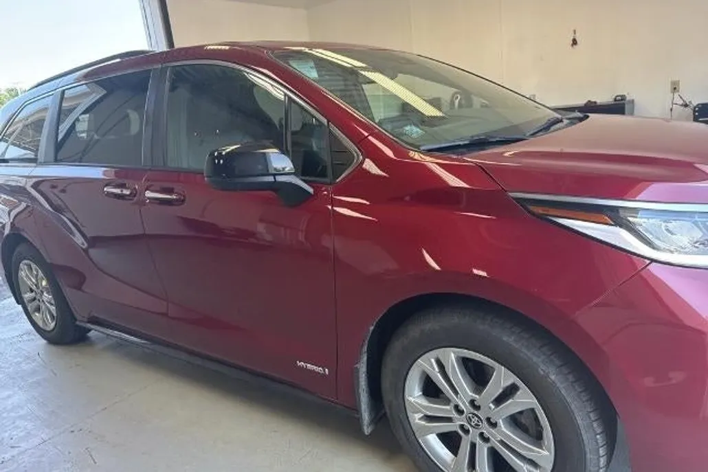 2021 Toyota Sienna XSE photo 1