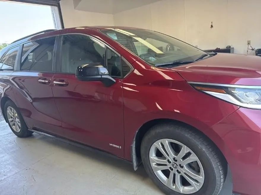 2021 Toyota Sienna XSE photo 1
