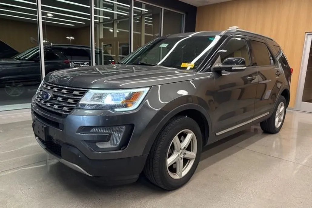 2017 Ford Explorer XLT photo 1