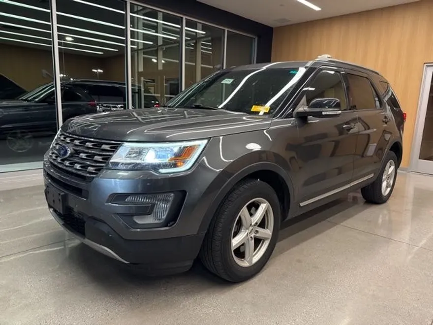 2017 Ford Explorer XLT photo 1