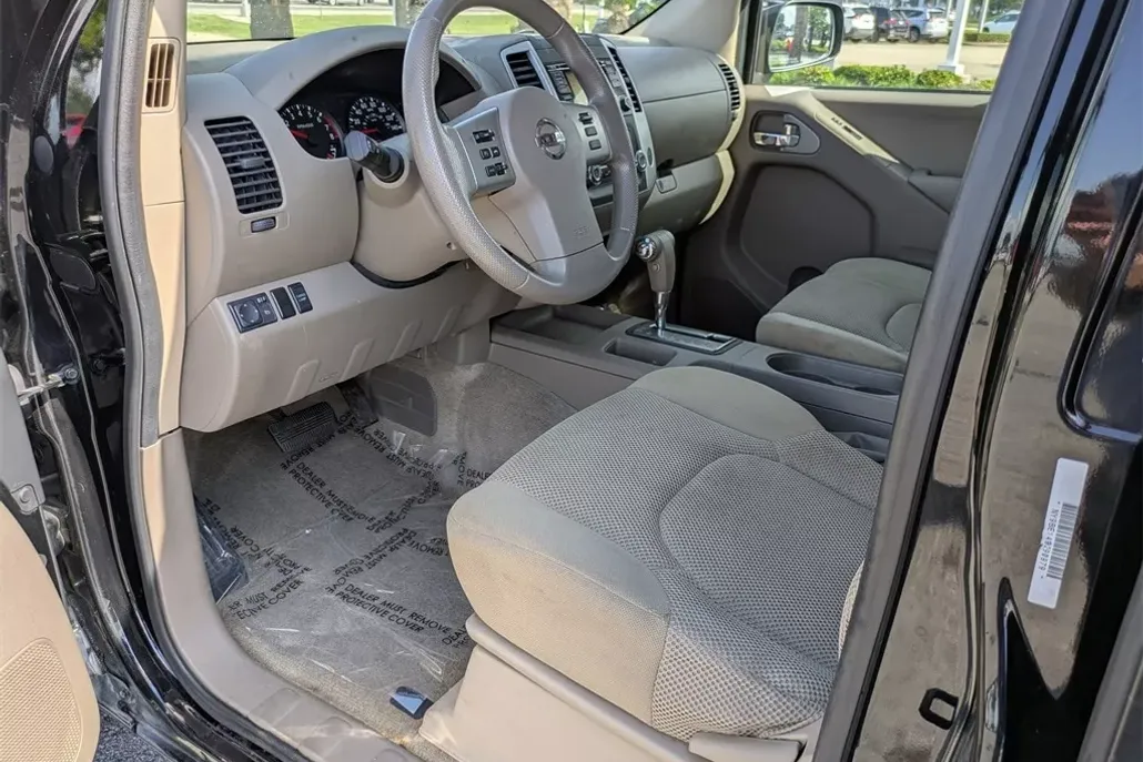 2015 Nissan Frontier SV photo 1