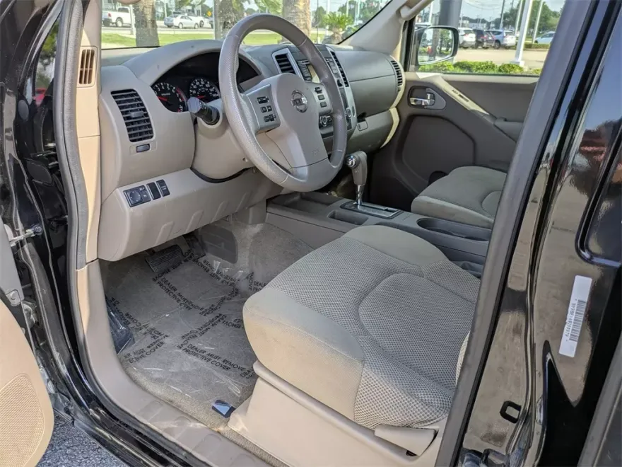 2015 Nissan Frontier SV photo 1