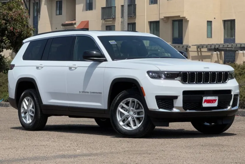 2025 Jeep Grand Cherokee Laredo photo 1