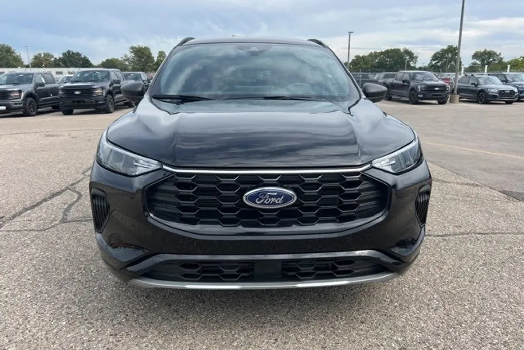2023 Ford Escape ST-Line photo 1