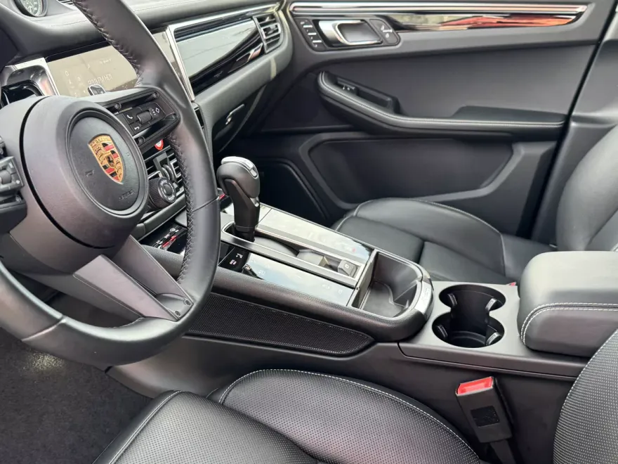 2024 Porsche Macan T photo 1
