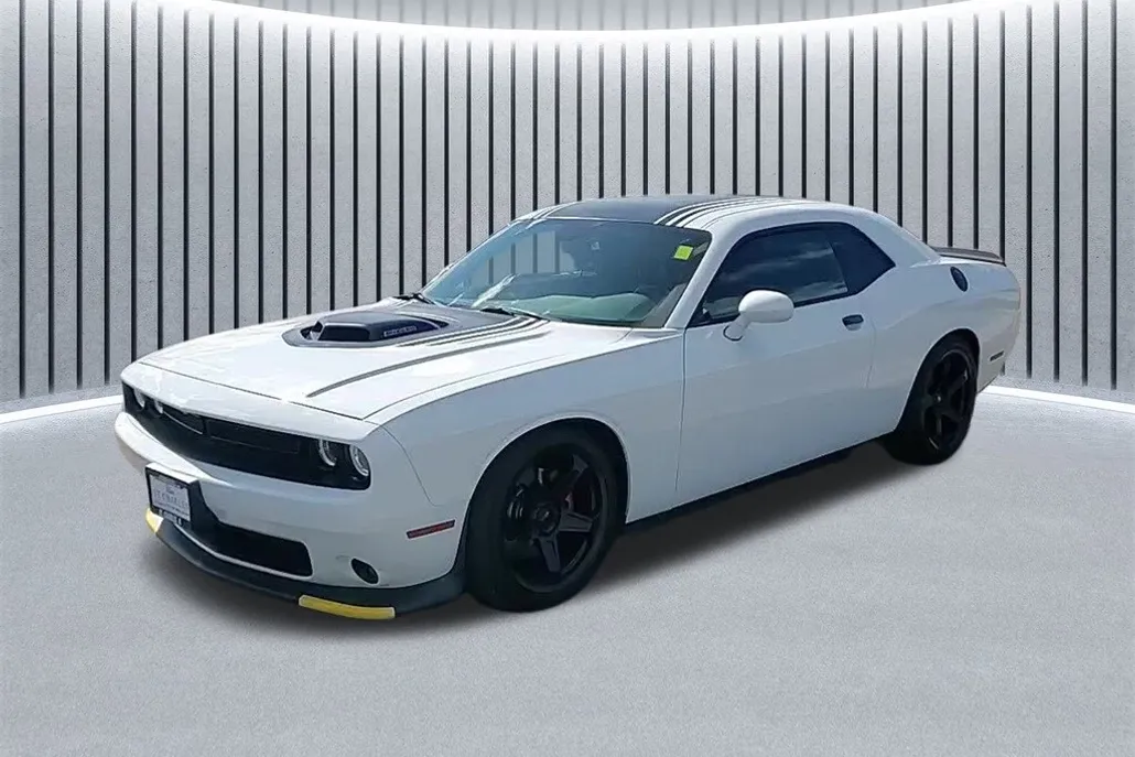 2015 Dodge Challenger SXT photo 1