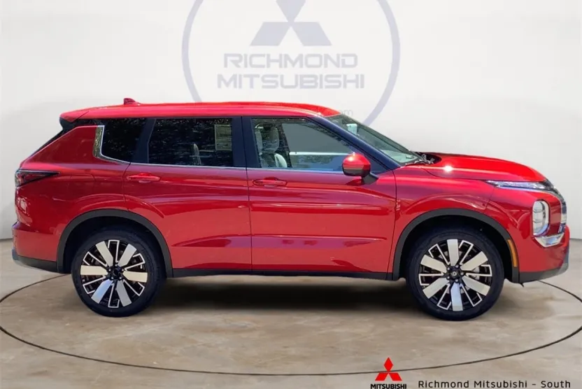 2025 Mitsubishi Outlander SE photo 1