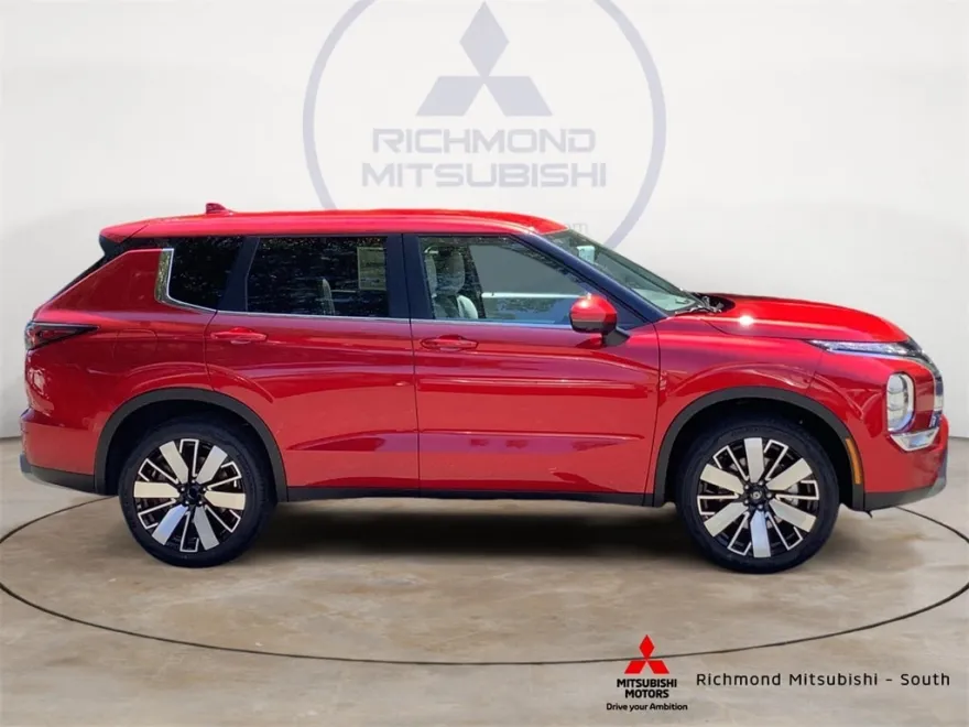 2025 Mitsubishi Outlander SE photo 1