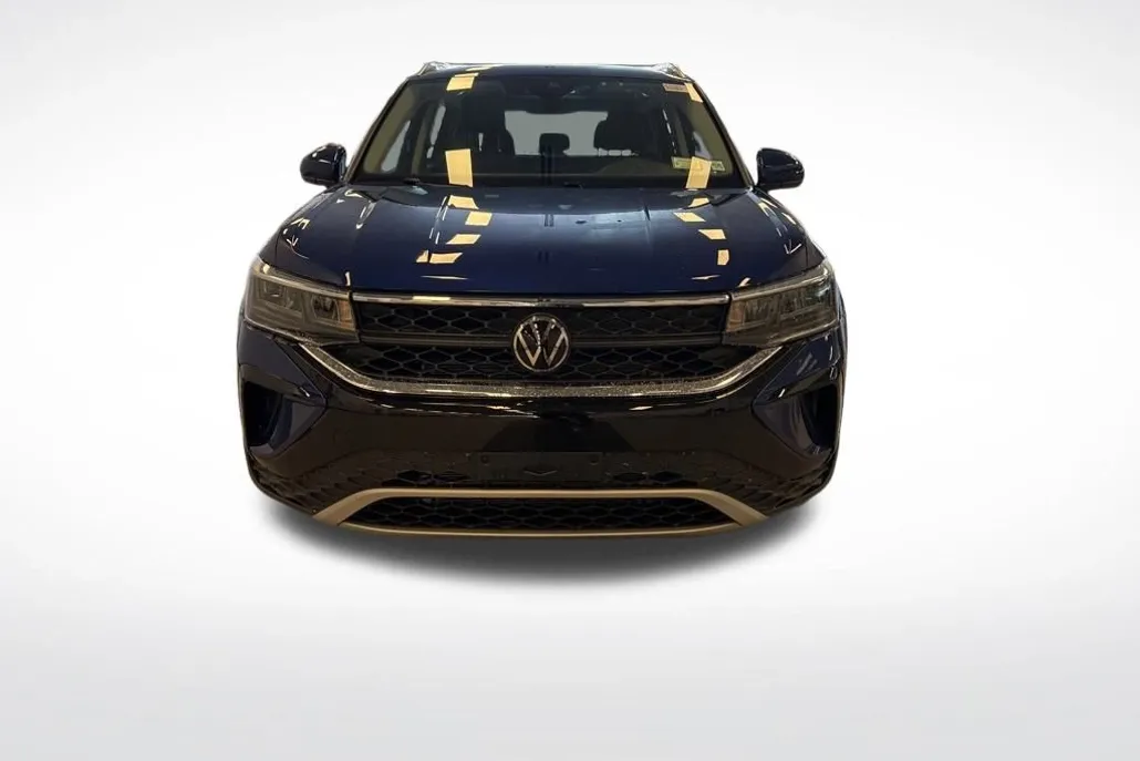 2024 Volkswagen Taos SE photo 1