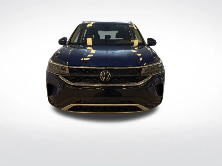 2024 Volkswagen Taos SE photo 1