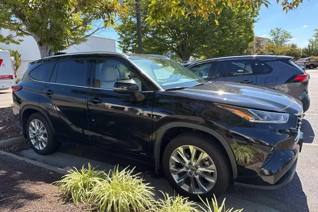 2023 Toyota Highlander Hybrid Limited photo 1