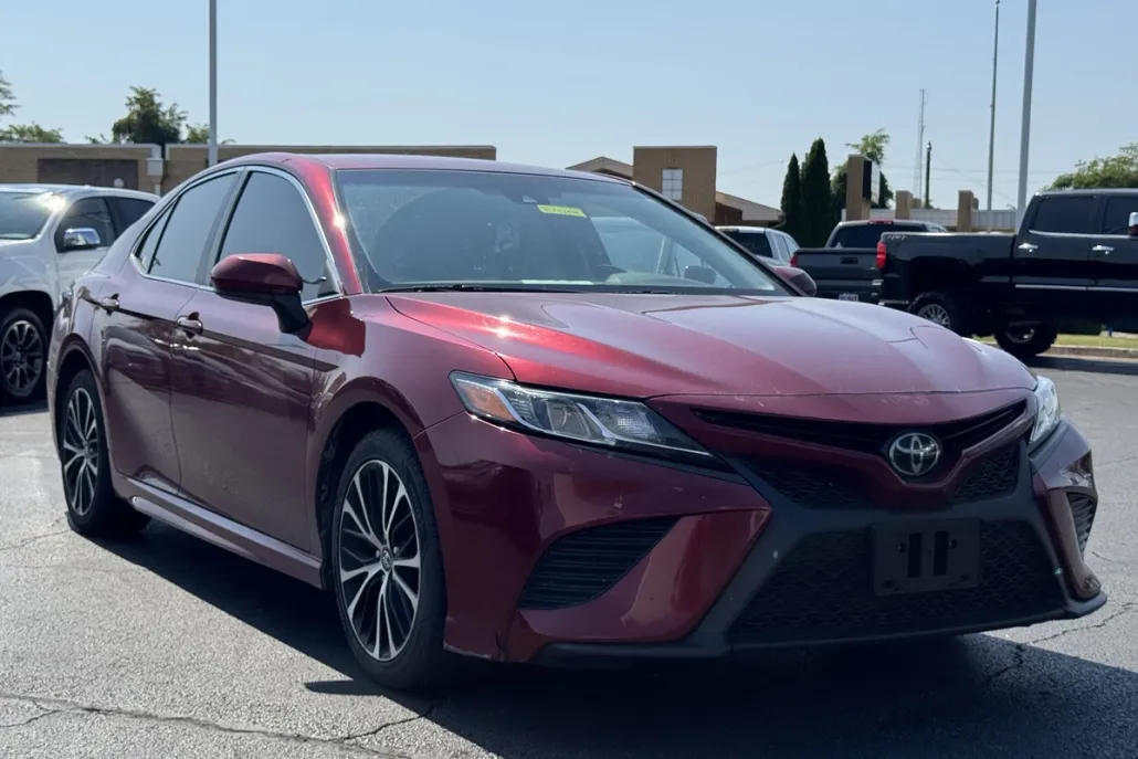 2018 Toyota Camry SE photo 1