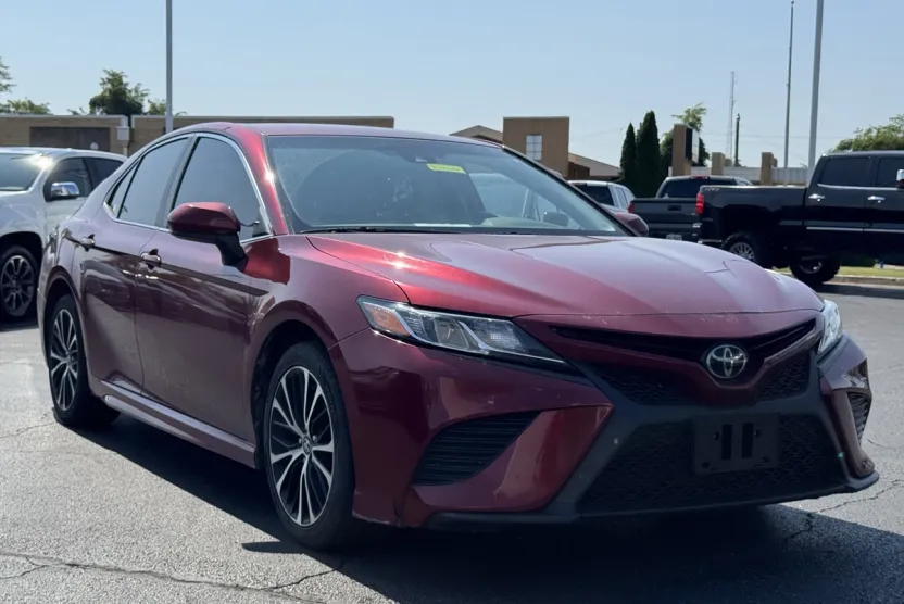 2018 Toyota Camry SE photo 1