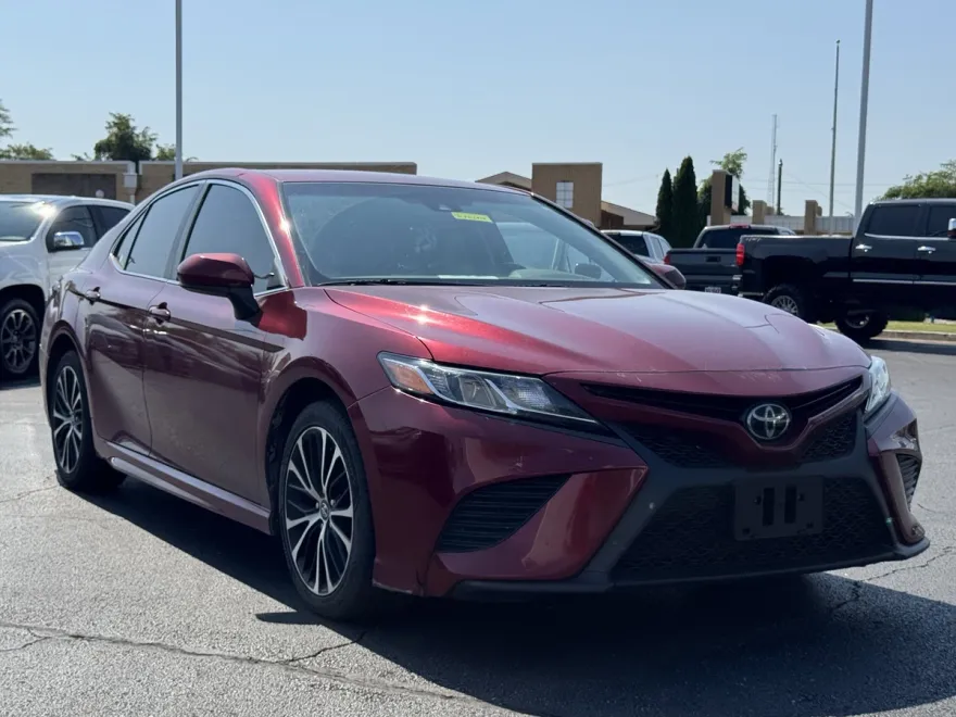 2018 Toyota Camry SE photo 1