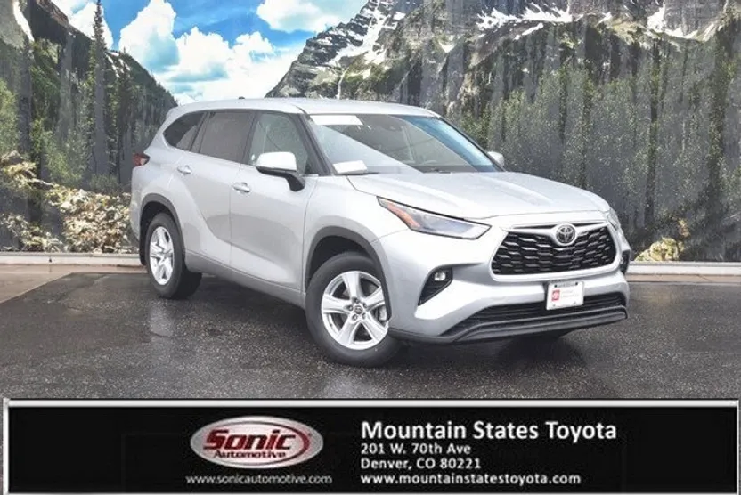 2024 Toyota Highlander LE photo 1