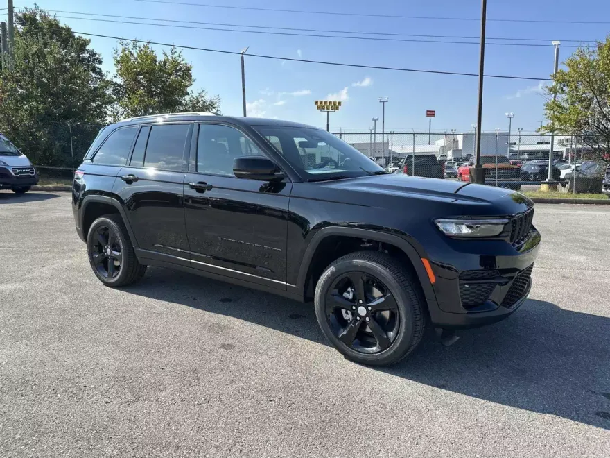 2025 Jeep Grand Cherokee Laredo photo 1