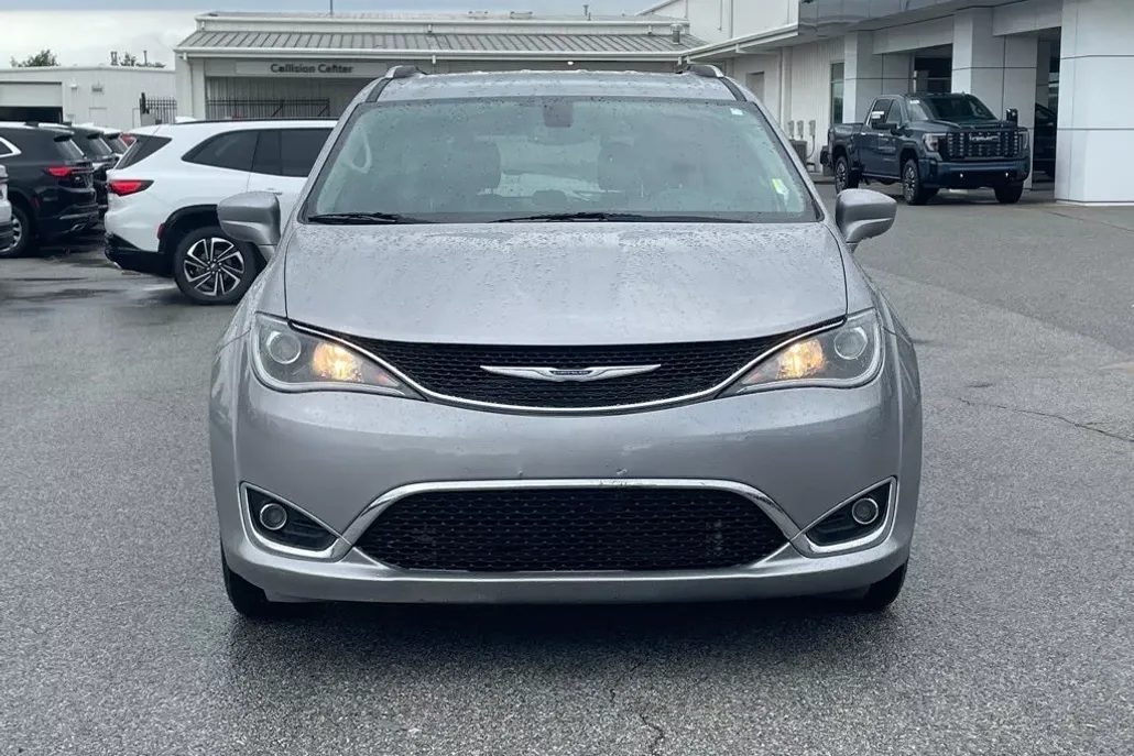 2020 Chrysler Pacifica Touring L photo 1