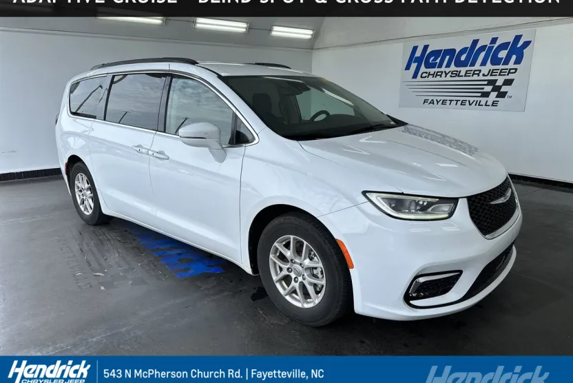 2022 Chrysler Pacifica Touring L photo 1