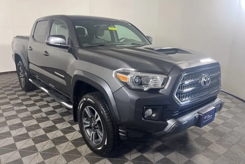 2017 Toyota Tacoma TRD Sport V6 photo 1
