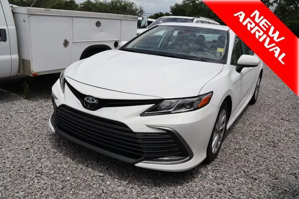 2023 Toyota Camry LE photo 1