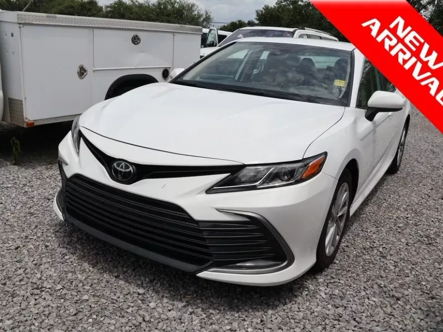 2023 Toyota Camry LE photo 1