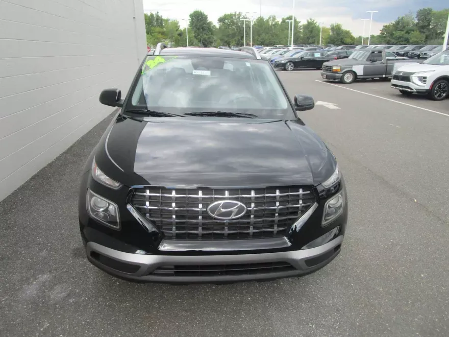 2024 Hyundai Venue SEL photo 1