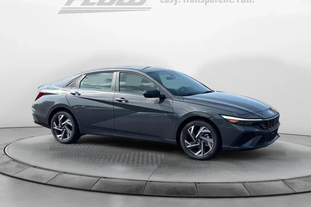 2025 Hyundai Elantra SEL Sport photo 1