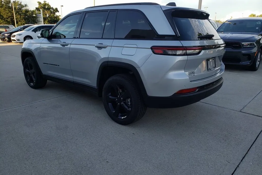 2025 Jeep Grand Cherokee Limited photo 1