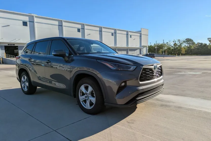 2023 Toyota Highlander Hybrid LE photo 1