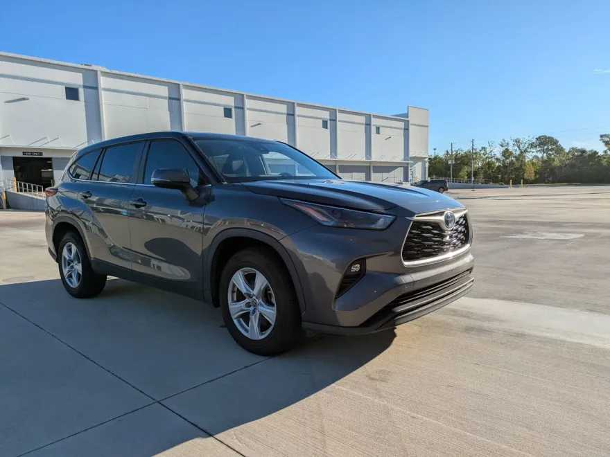 2023 Toyota Highlander Hybrid LE photo 1
