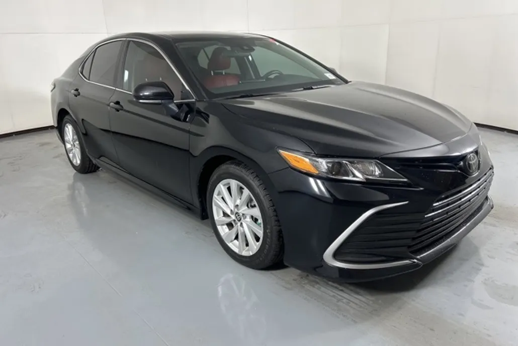2022 Toyota Camry LE photo 1