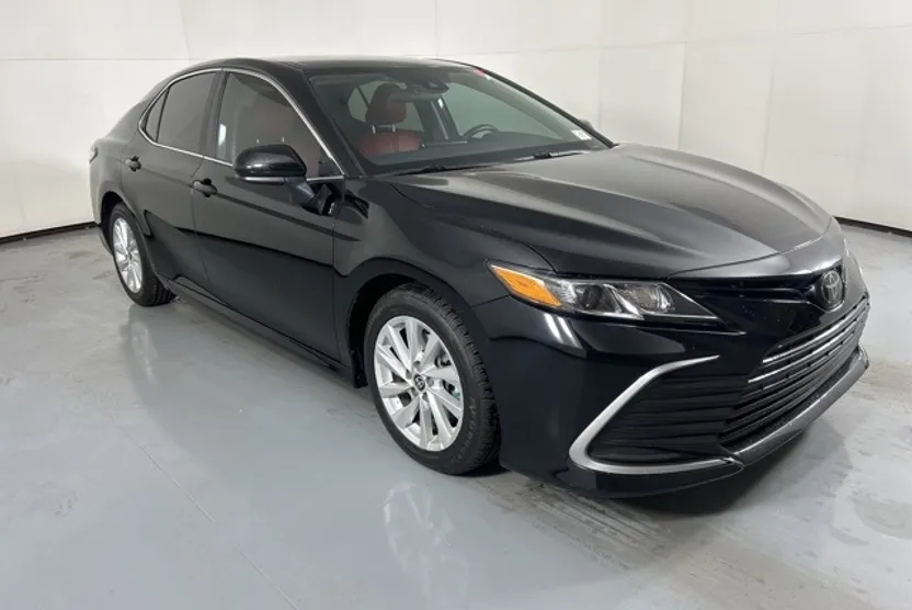 2022 Toyota Camry LE photo 1