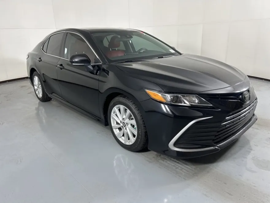 2022 Toyota Camry LE photo 1