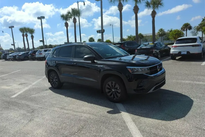 2023 Volkswagen Taos S photo 1