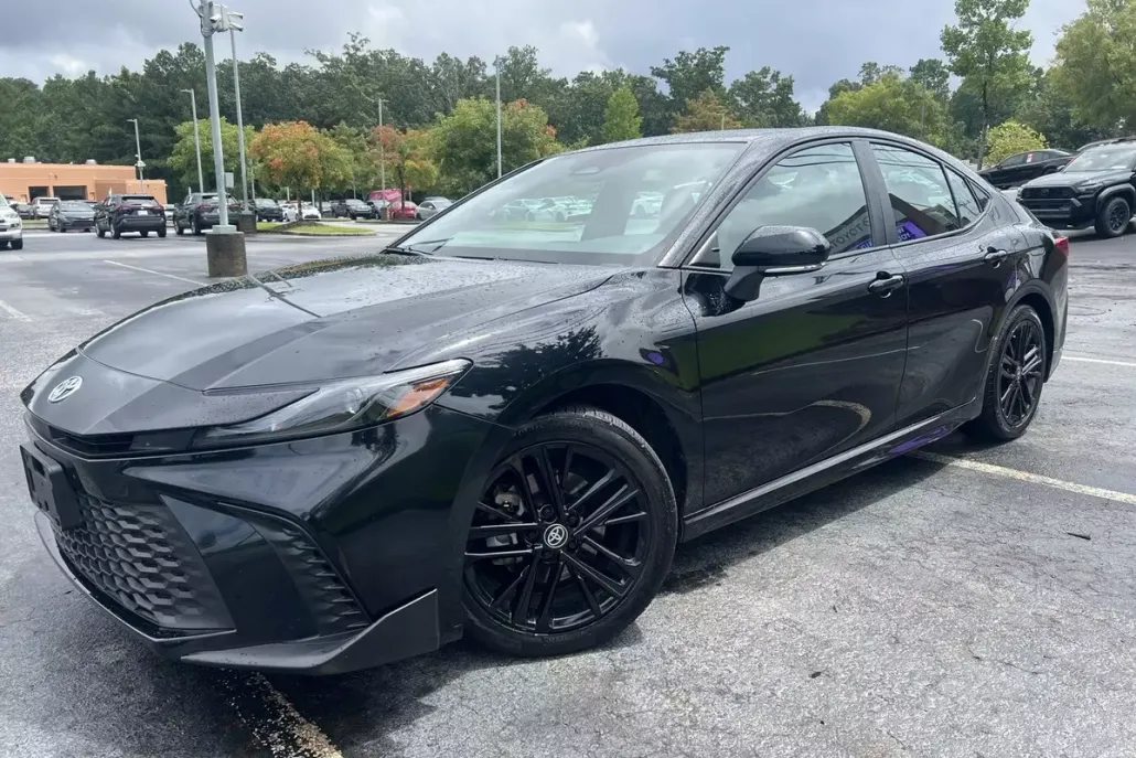 2025 Toyota Camry SE photo 1