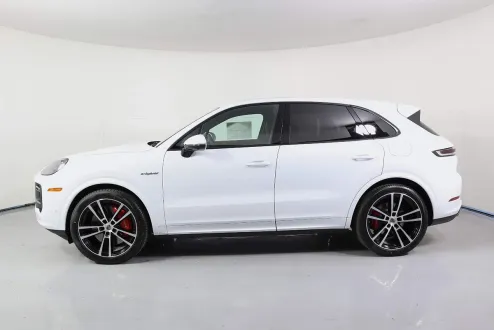 2025 Porsche Cayenne Turbo E-Hybrid photo 2