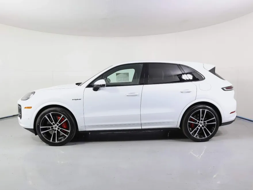2025 Porsche Cayenne Turbo E-Hybrid photo 2