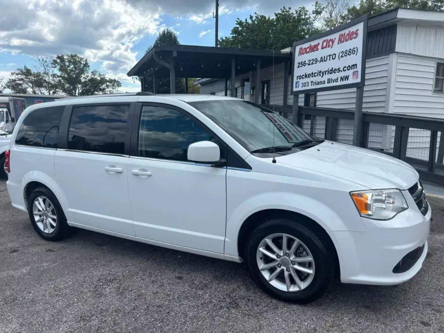 2020 Dodge Grand Caravan SXT photo 1