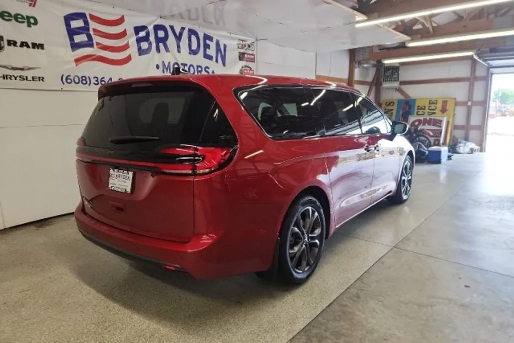 2026 Chrysler Pacifica photo 1
