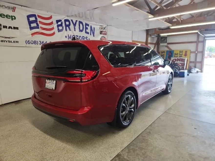 2026 Chrysler Pacifica photo 1