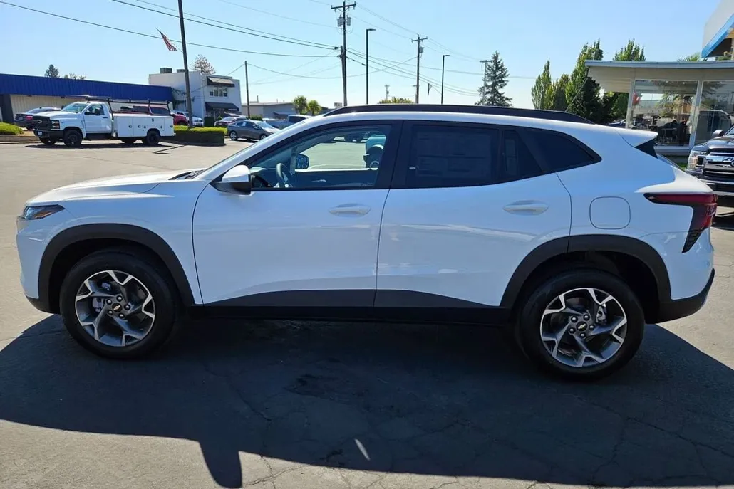 2025 Chevrolet Trax LT photo 1